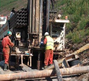 Un grupo de hombres está trabajando en una máquina grande.