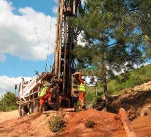 Un grupo de personas está trabajando en una plataforma de perforación.