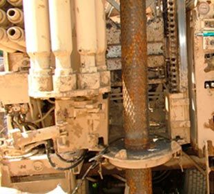 Un primer plano de una máquina con un tubo oxidado en el medio.