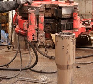 Un hombre está trabajando en una máquina en una fábrica.