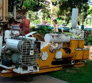 Una gran máquina amarilla y blanca está estacionada en un parque.