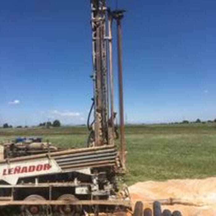 Una gran máquina está en el medio de un campo.