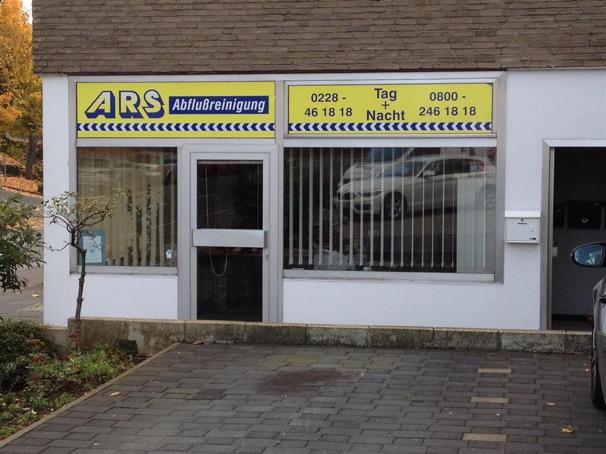 Ein weißes Gebäude mit einem gelben Schild mit der Aufschrift ars