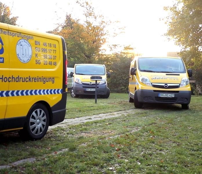 A yellow van says hochdruckreinigung on the side