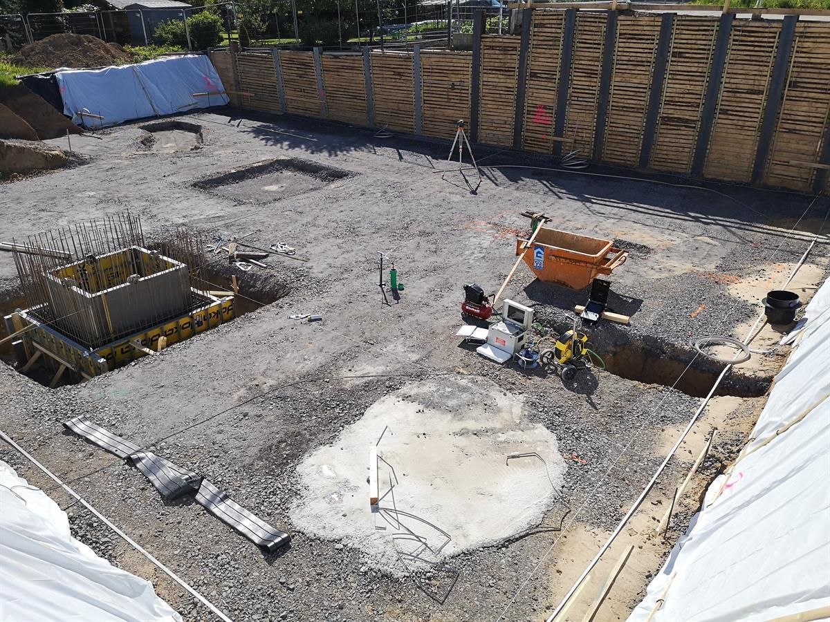 Eine Luftaufnahme einer Baustelle mit einem Kreis in der Mitte.