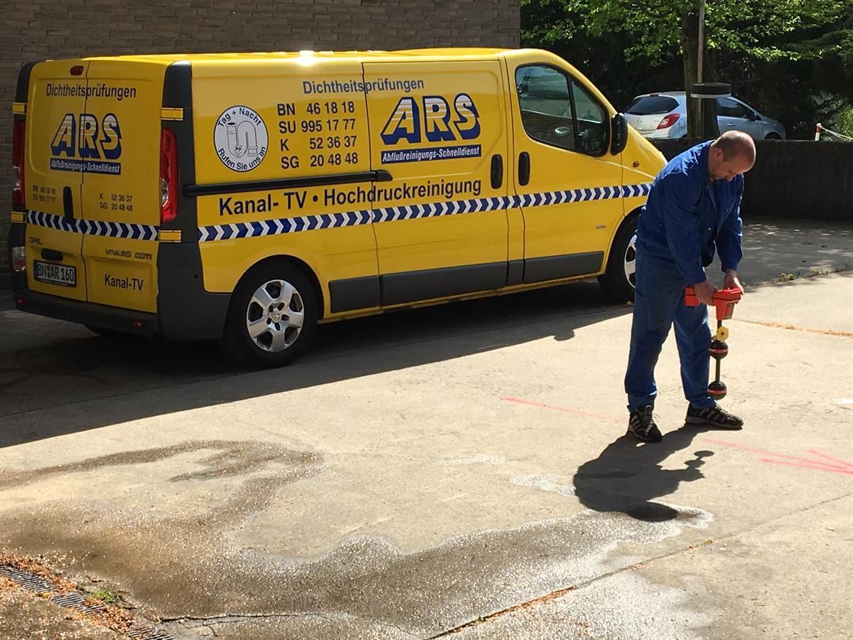 Ein gelber Lieferwagen mit dem Wort Ars darauf