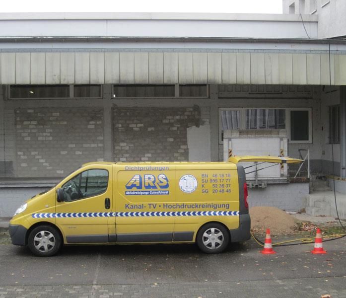 Ein gelber Lieferwagen mit dem Wort Ars darauf