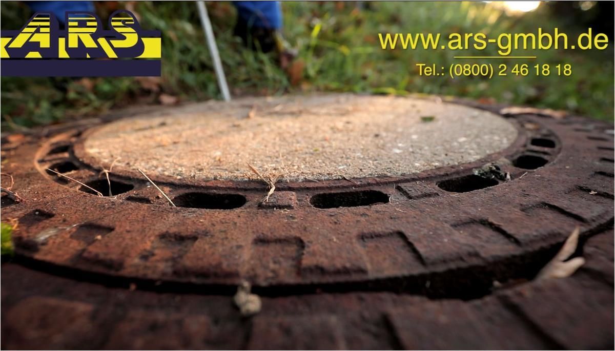 Ein Kanaldeckel mit der Webseite www.ars-gmbh.de auf der Unterseite