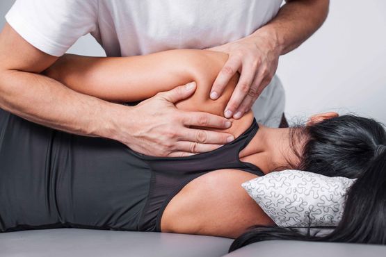 Massaggio schiena fisioterapista