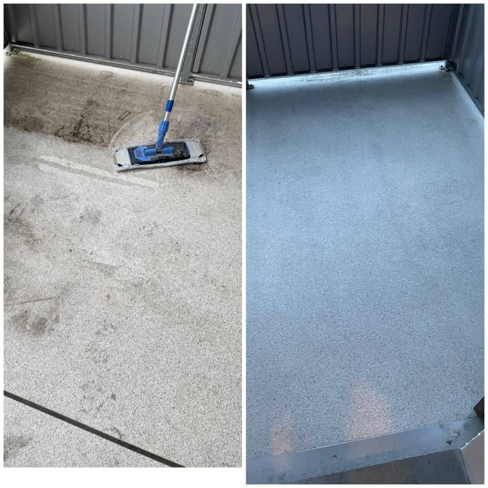 Ein Vorher-Nachher-Bild eines Mopps beim Reinigen eines Betonbodens.