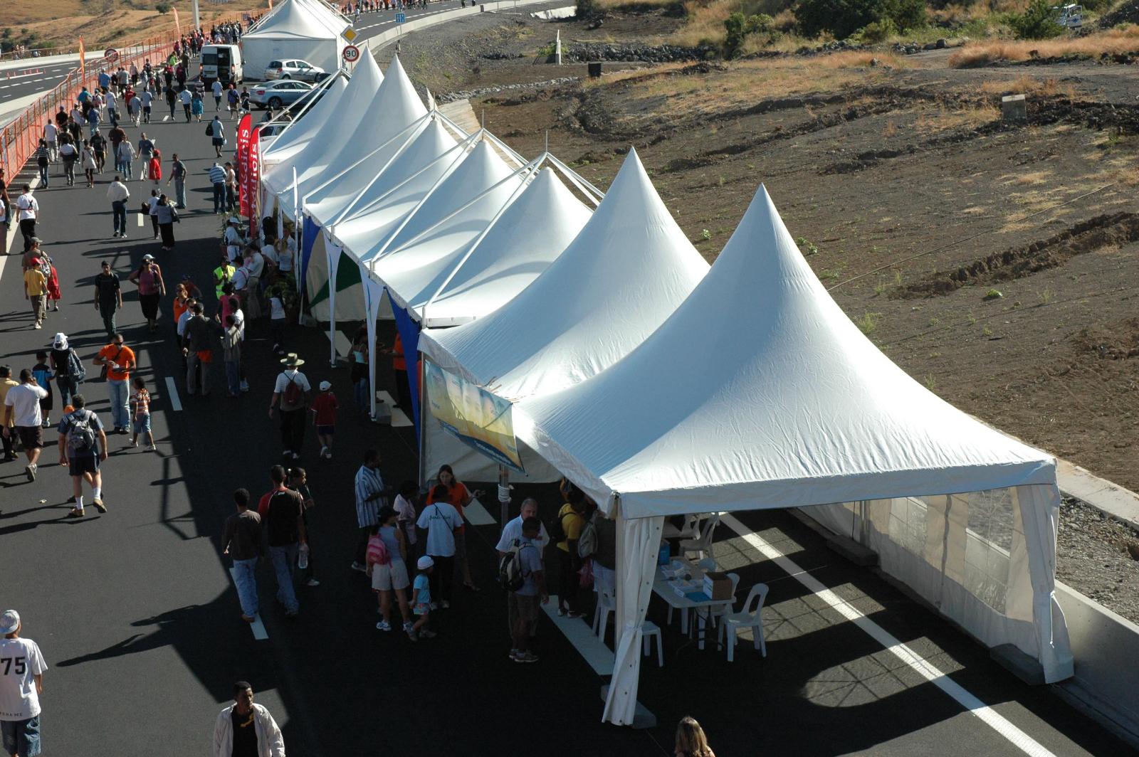 Plusieurs tentes pliable le long d'une route