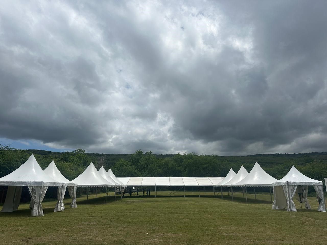 Plusieurs chapiteaux les uns à côté des autres sur un terrain