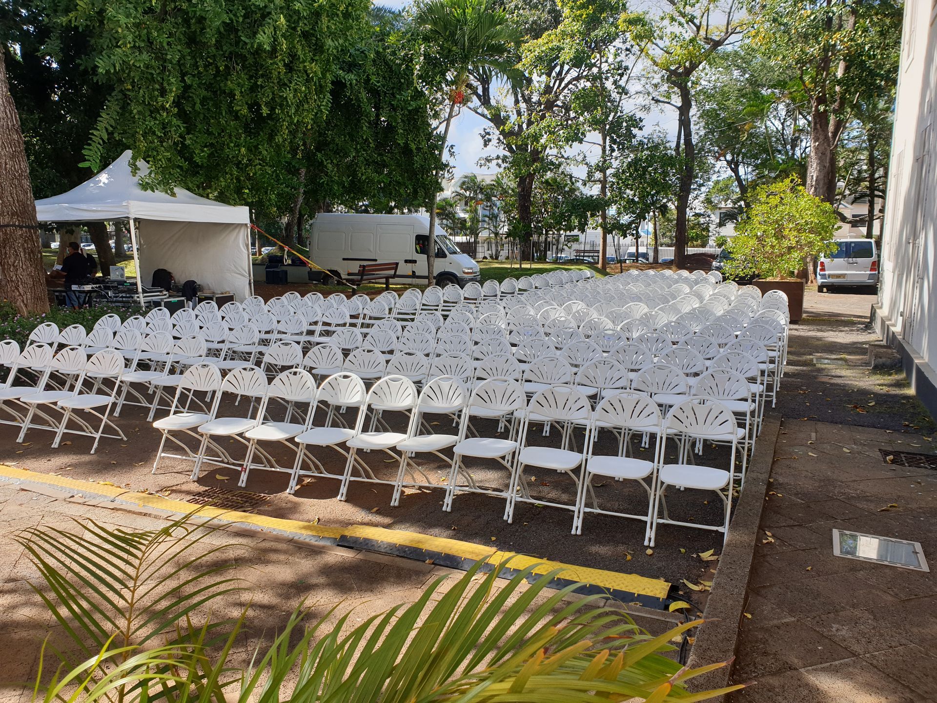 Chaises blanches alignées pour un mariage.