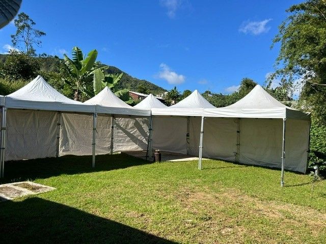 Tente de réception blanche près d'une colline