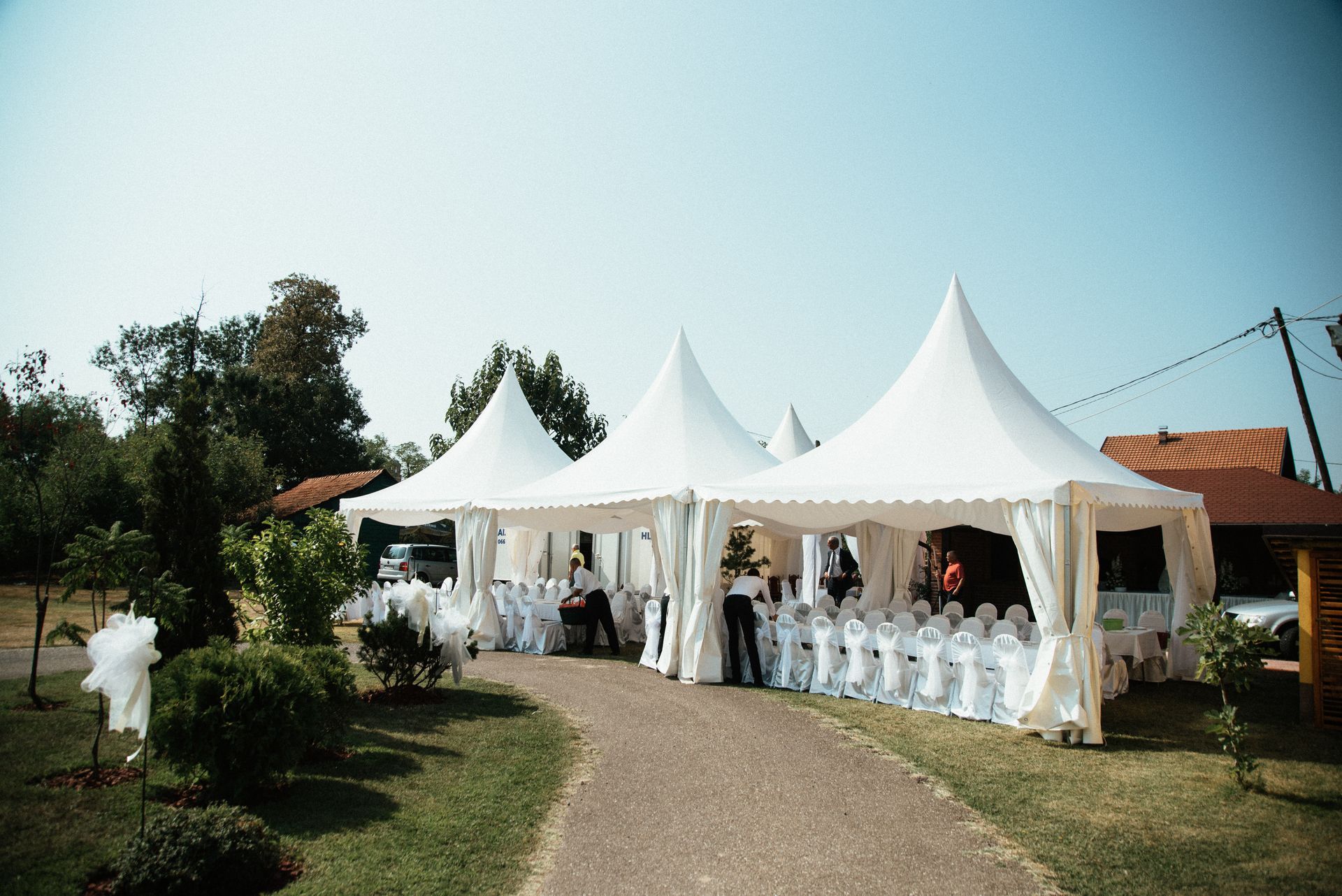 Plusieurs pagodes avec la mise en place d'un buffet