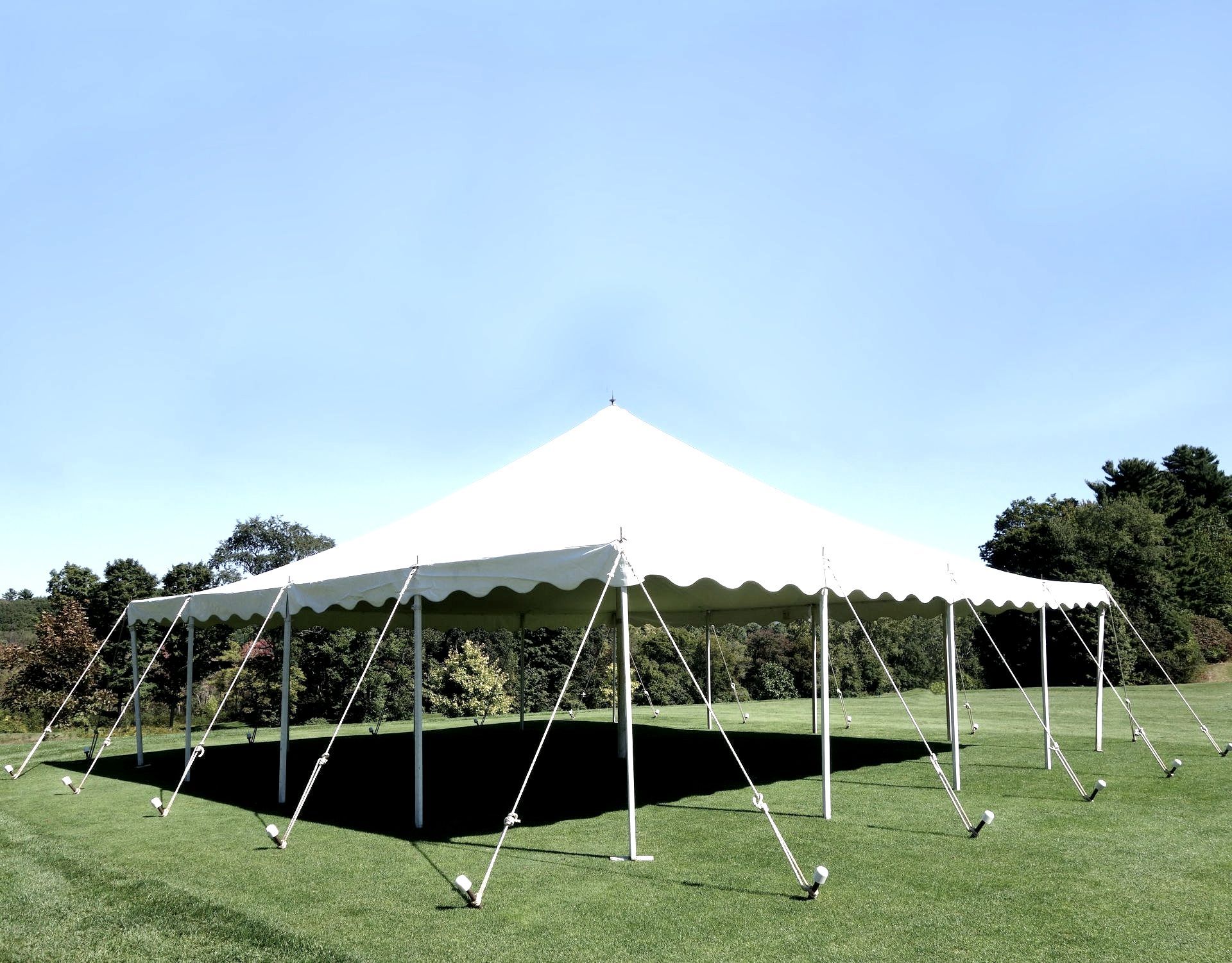 Tente de réception sur un terrain