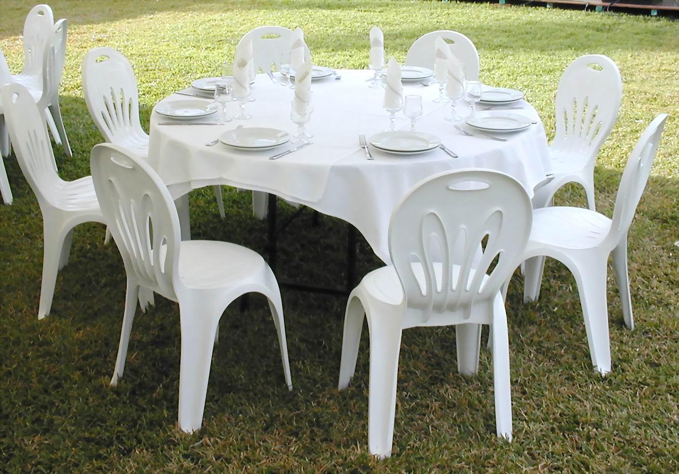 Table ronde avec chaises en plastique