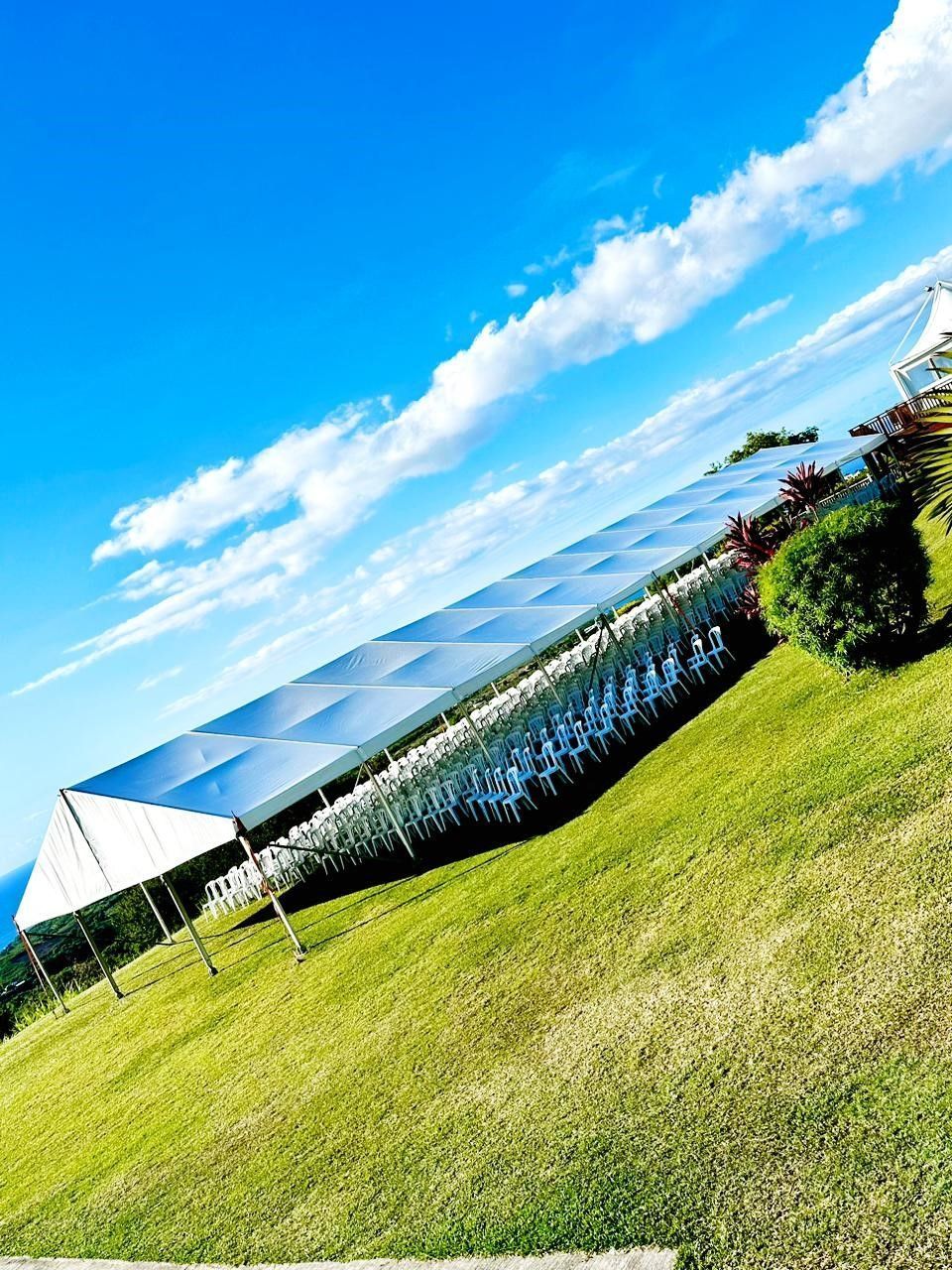 Des centaines de sièges sous une très grande tente chapiteau.