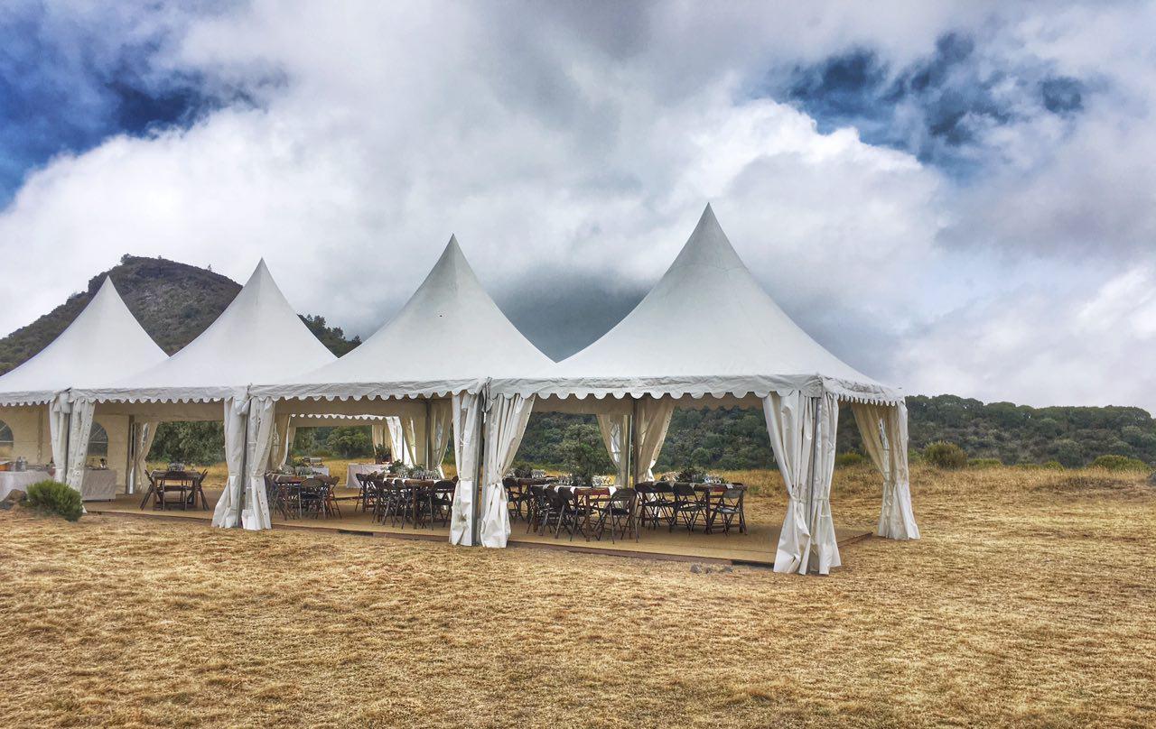Plusieurs pagodes sur un terrain d'herbe à côté d'une colline