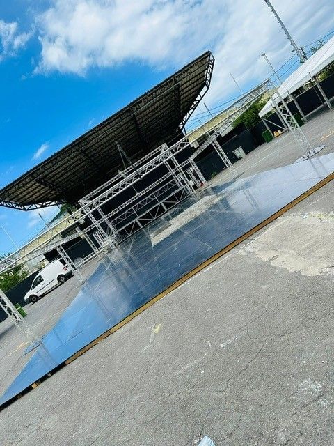 Une piste de danse à l'extérieur avec pleins de personnes qui font la fête en dansant