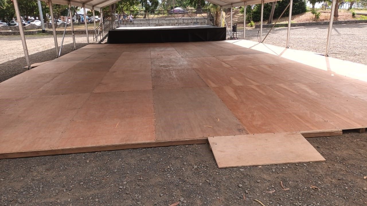 Un parquet en bois marron.