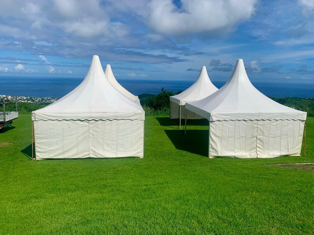 Des pagodes sur un terrain.