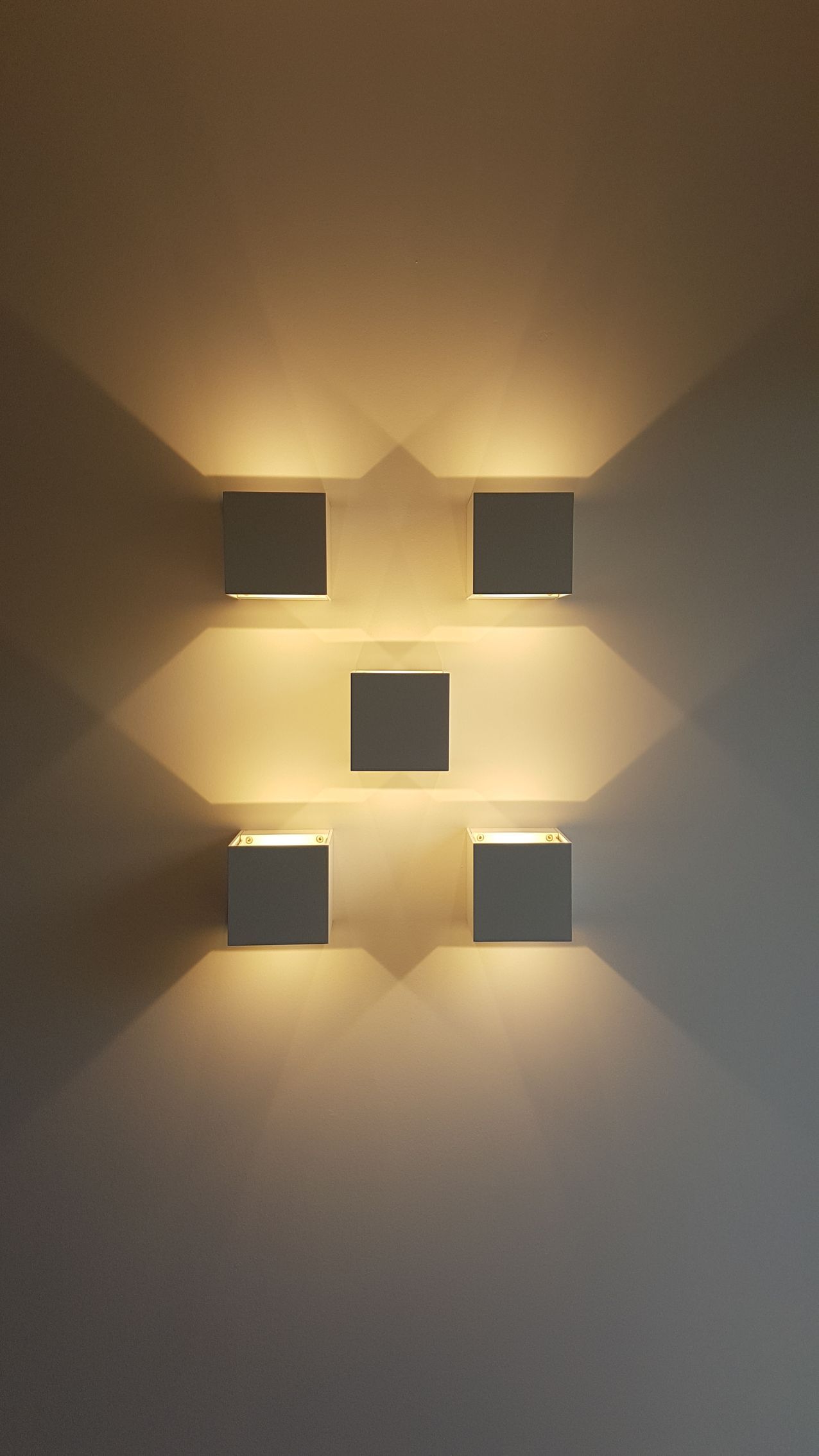 Des luminaires carrés.