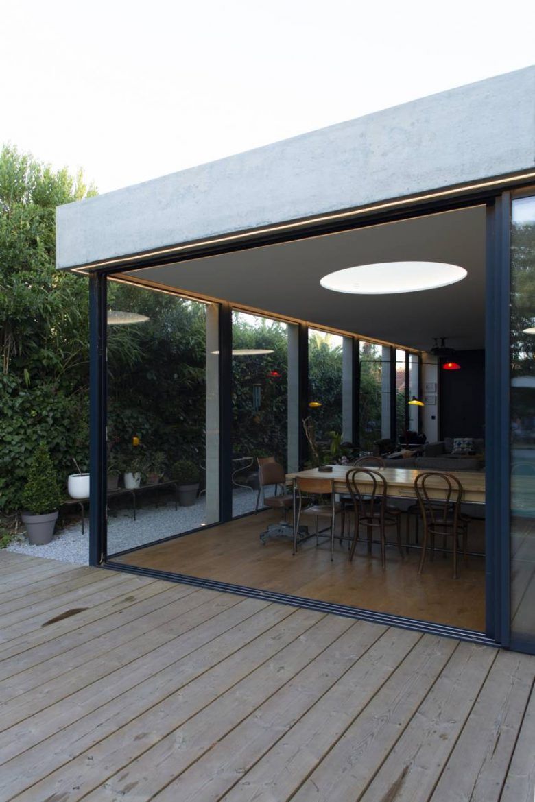 L'extérieur d'une maison avec des luminaires ronds.