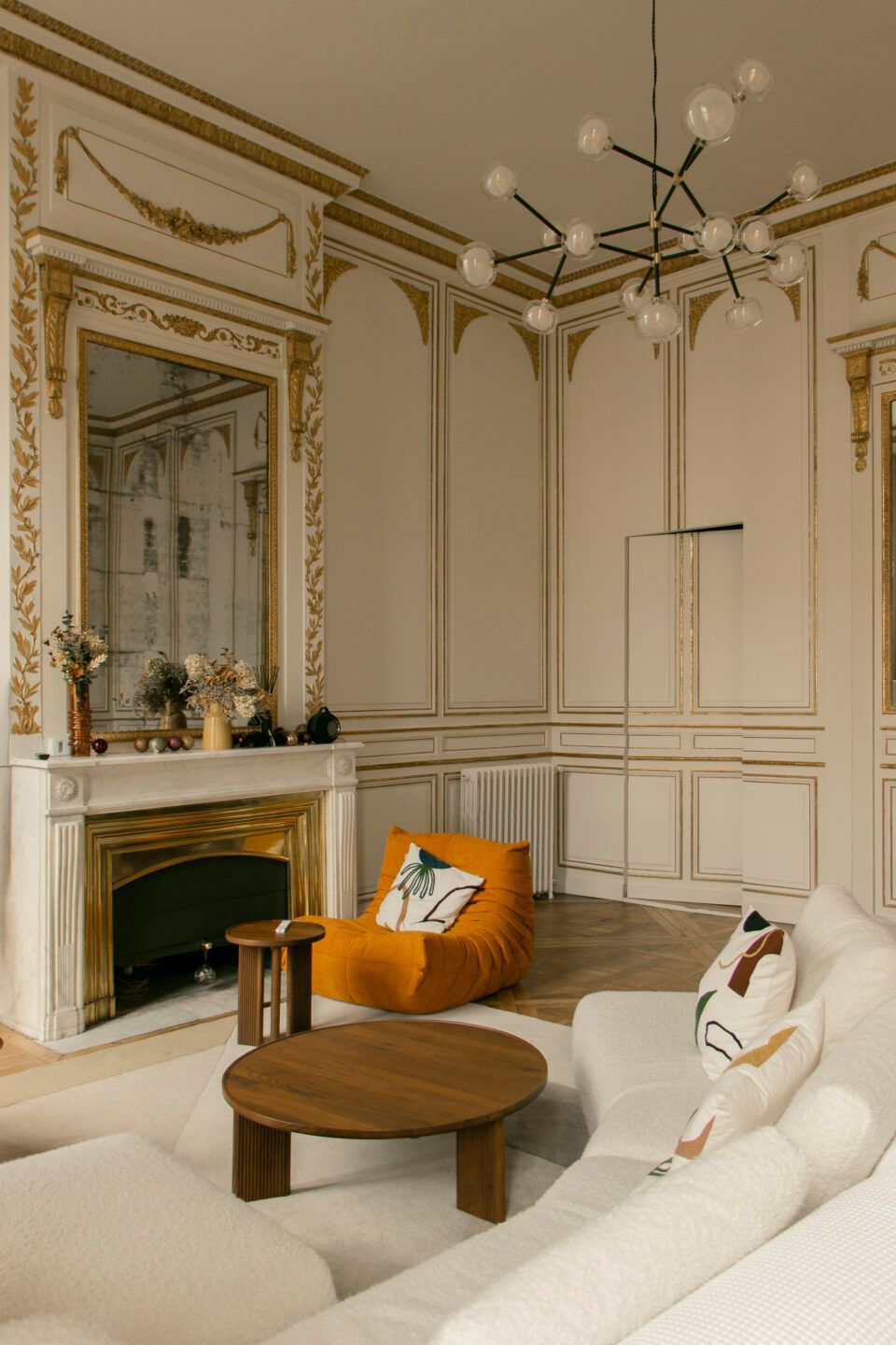 L'intérieur d'une maison avec des luminaires.