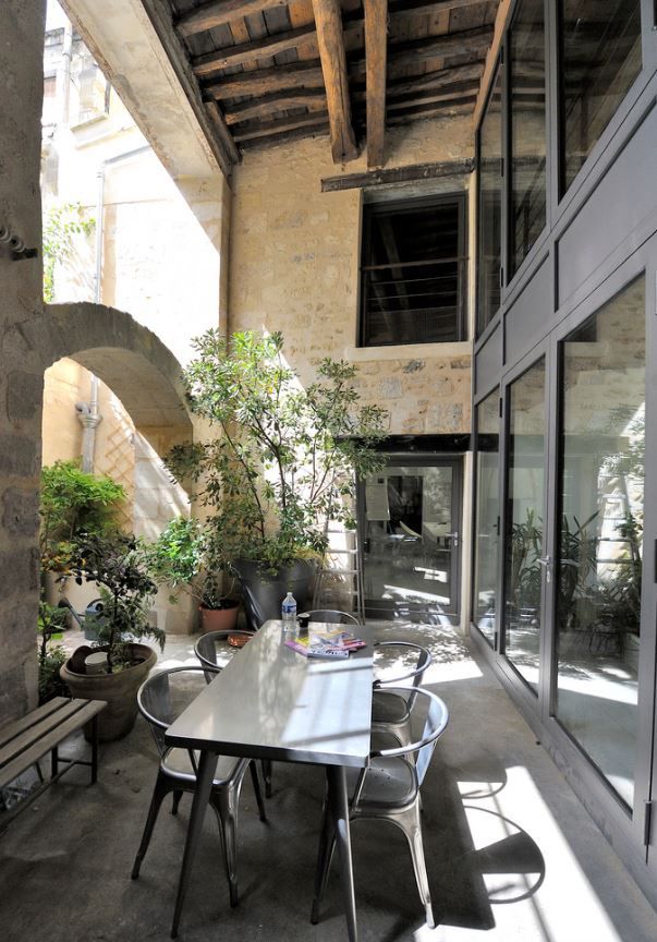 L'extérieur d'une maison en pierres.