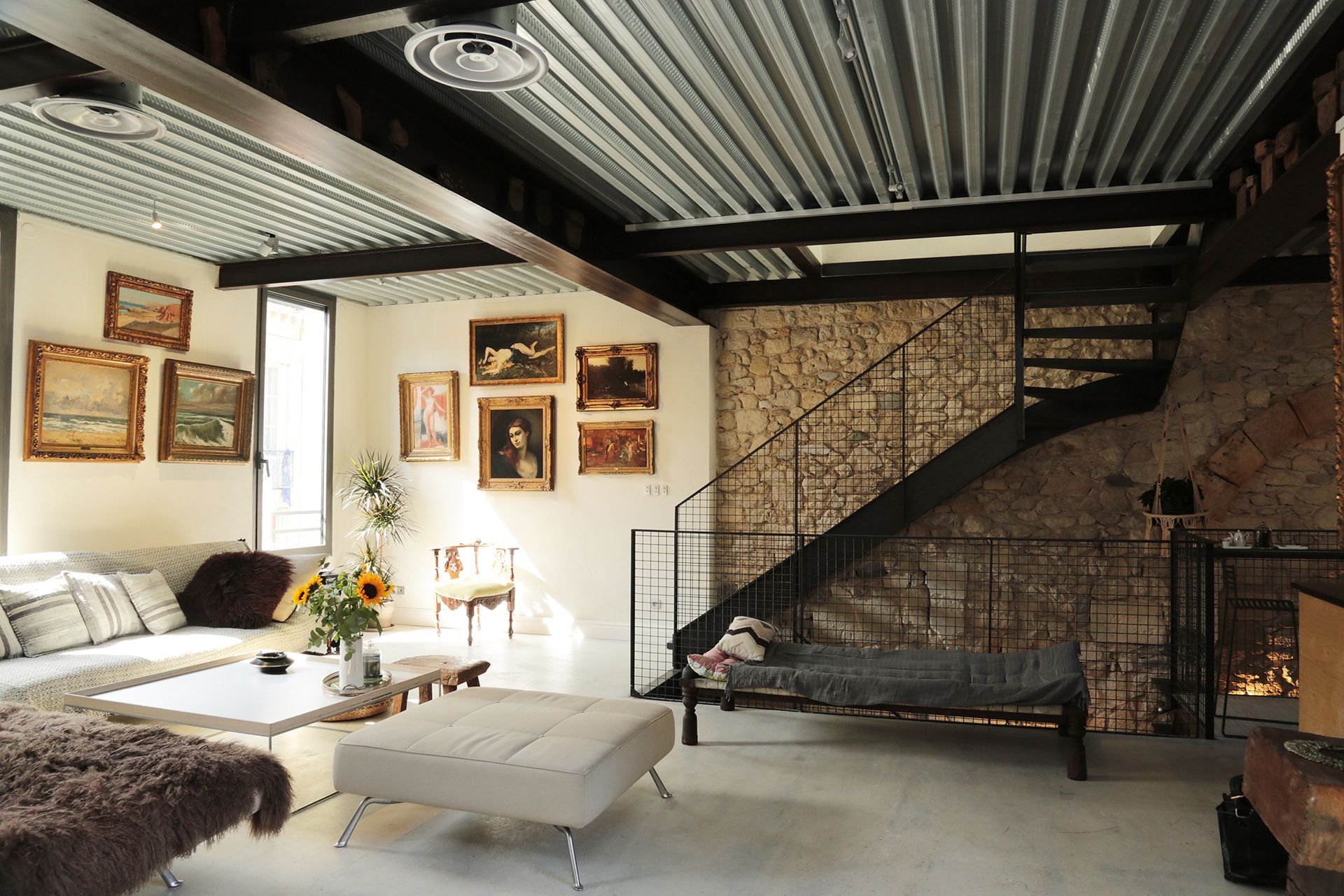 Un séjour avec des luminaires fixés au plafond.