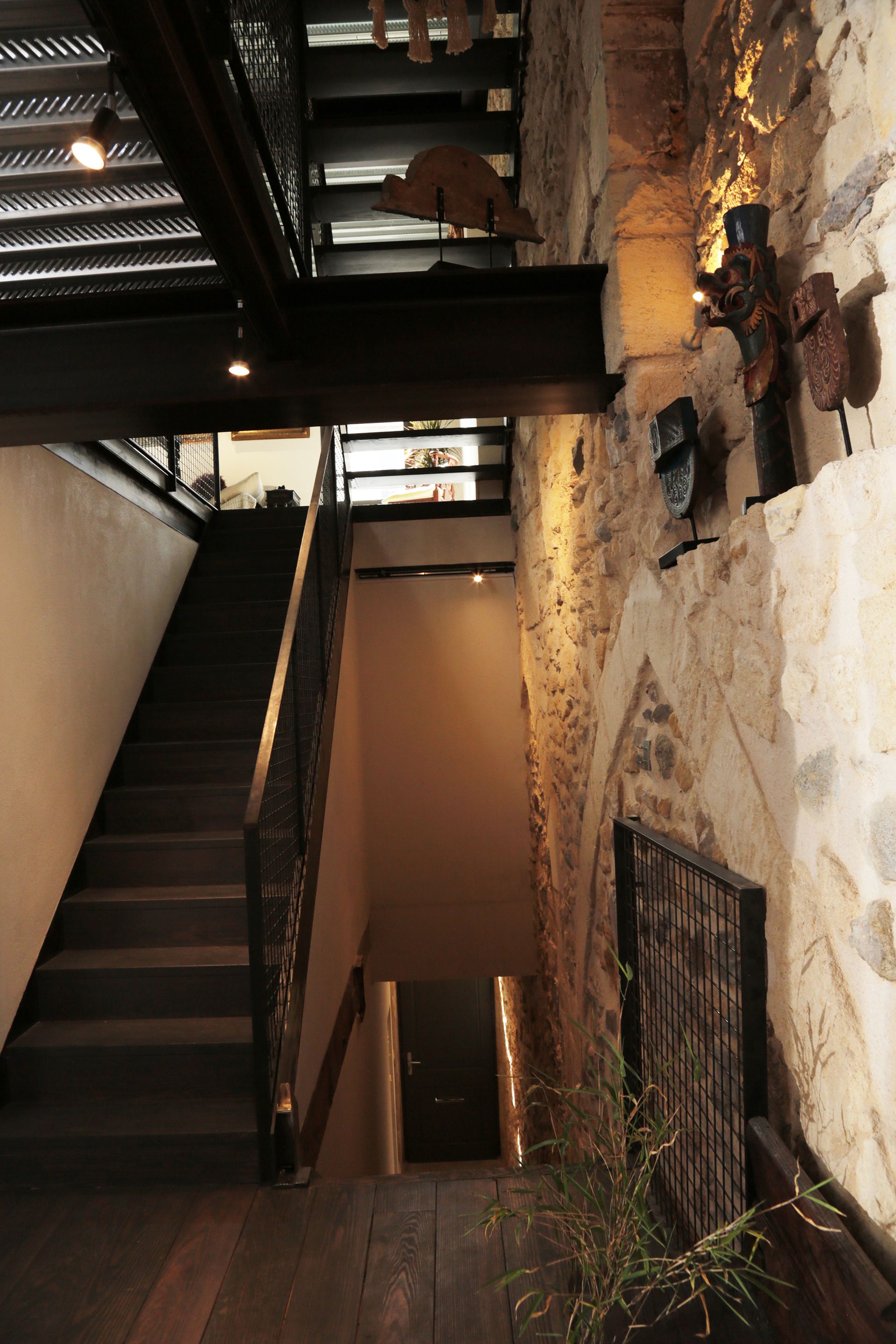 Un escalier avec des luminaires installés.