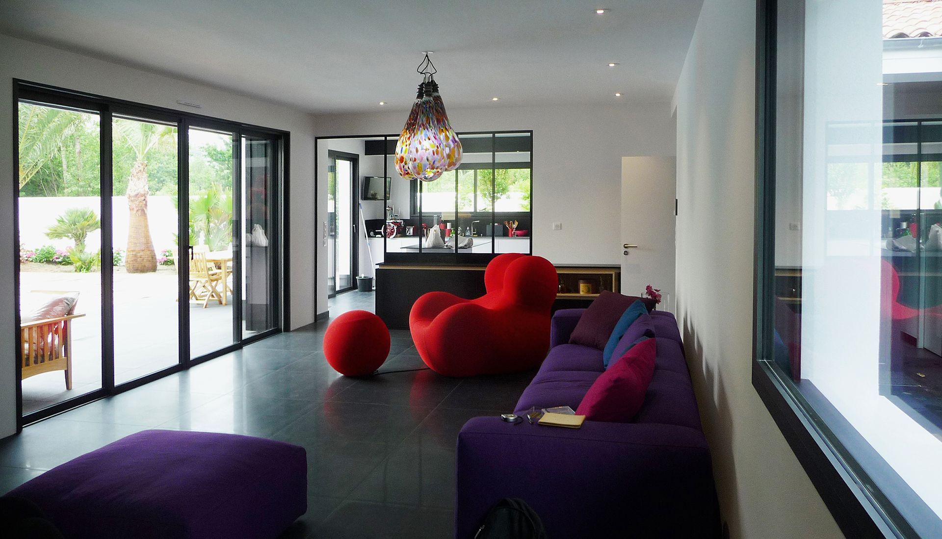 Un salon avec un luminaire coloré au plafond.