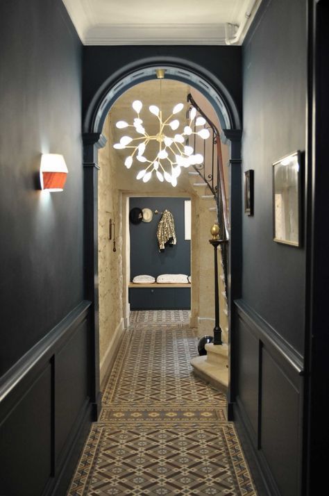 Un couloir d'une maison avec des luminaires installés aux murs.