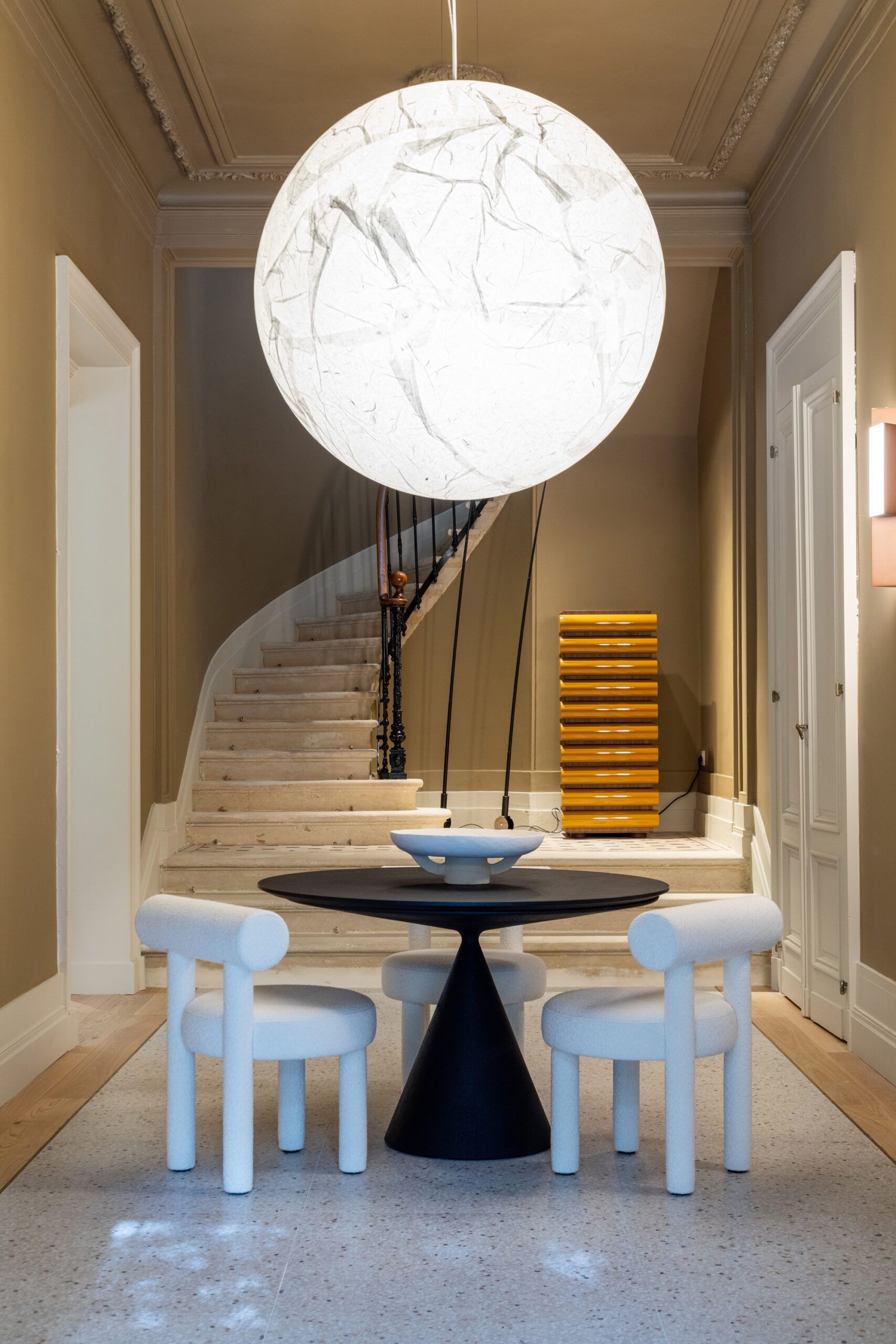 L'intérieur d'un hall d'entrée.