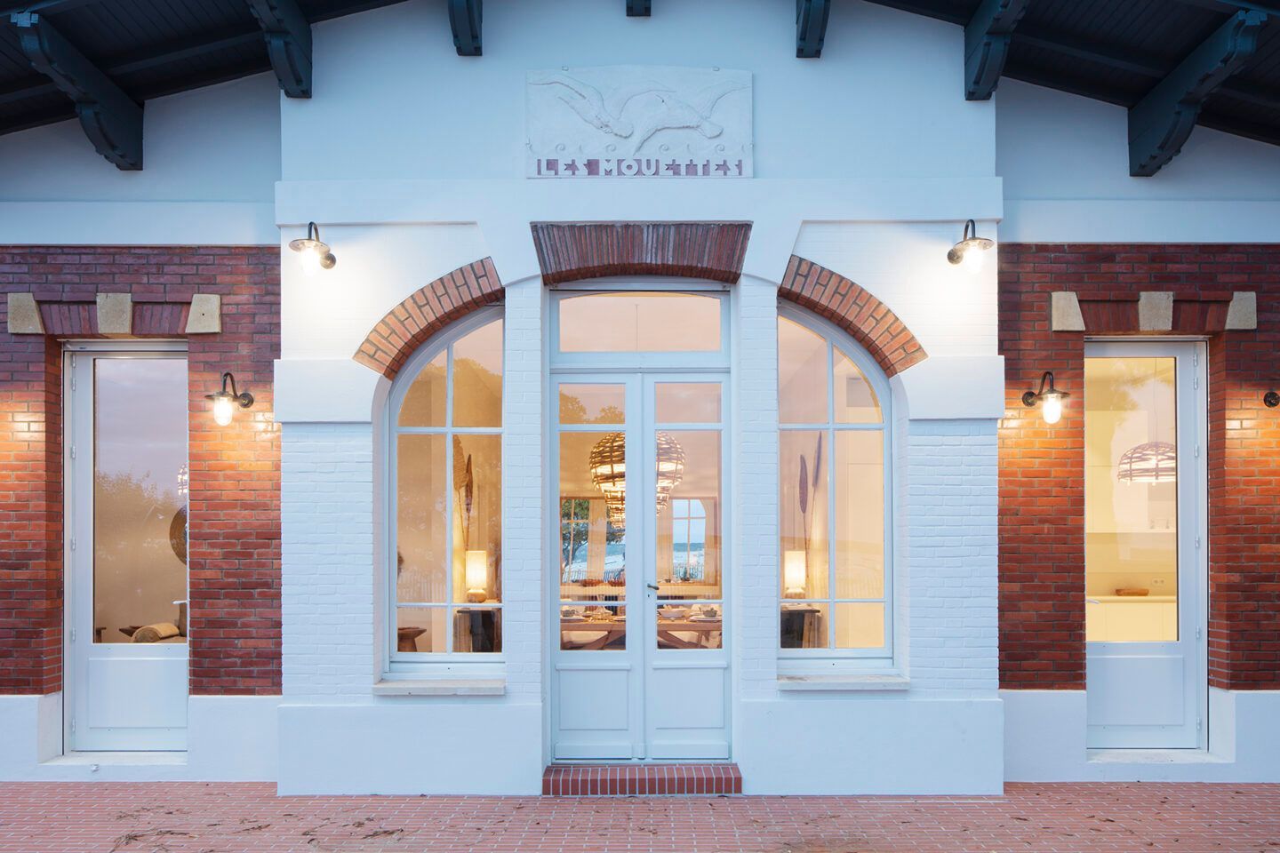 L'extérieur d'une maison rénovée avec des luminaires.