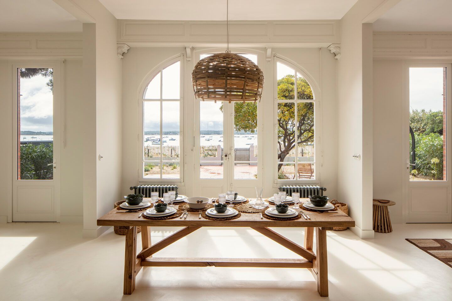 Une salle de séjour avec un luminaire en bois.