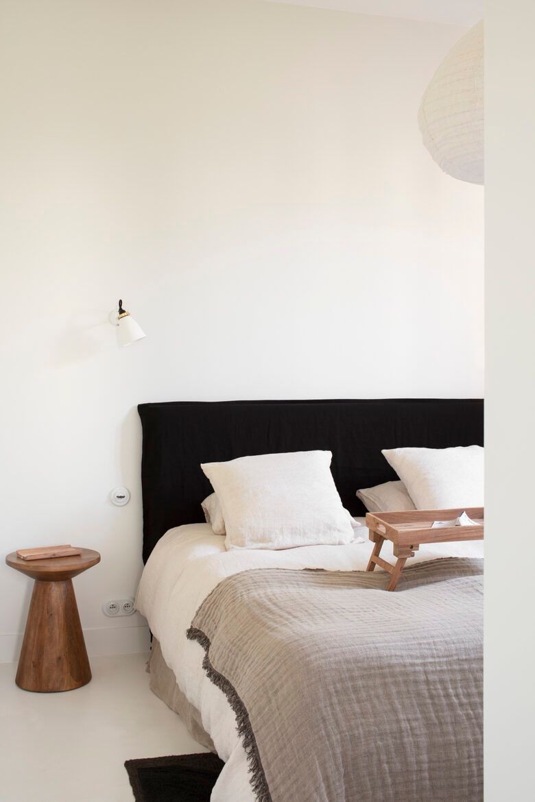 Une chambre avec des luminaires.