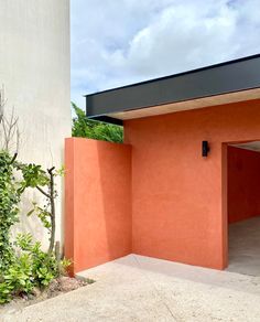 L'extérieur d'une maison équipée d'un système d'interphonie.