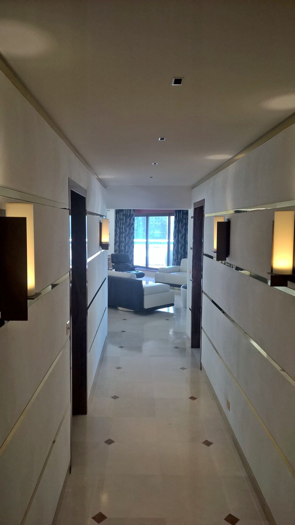 Un couloir avec des luminaires encastrés.