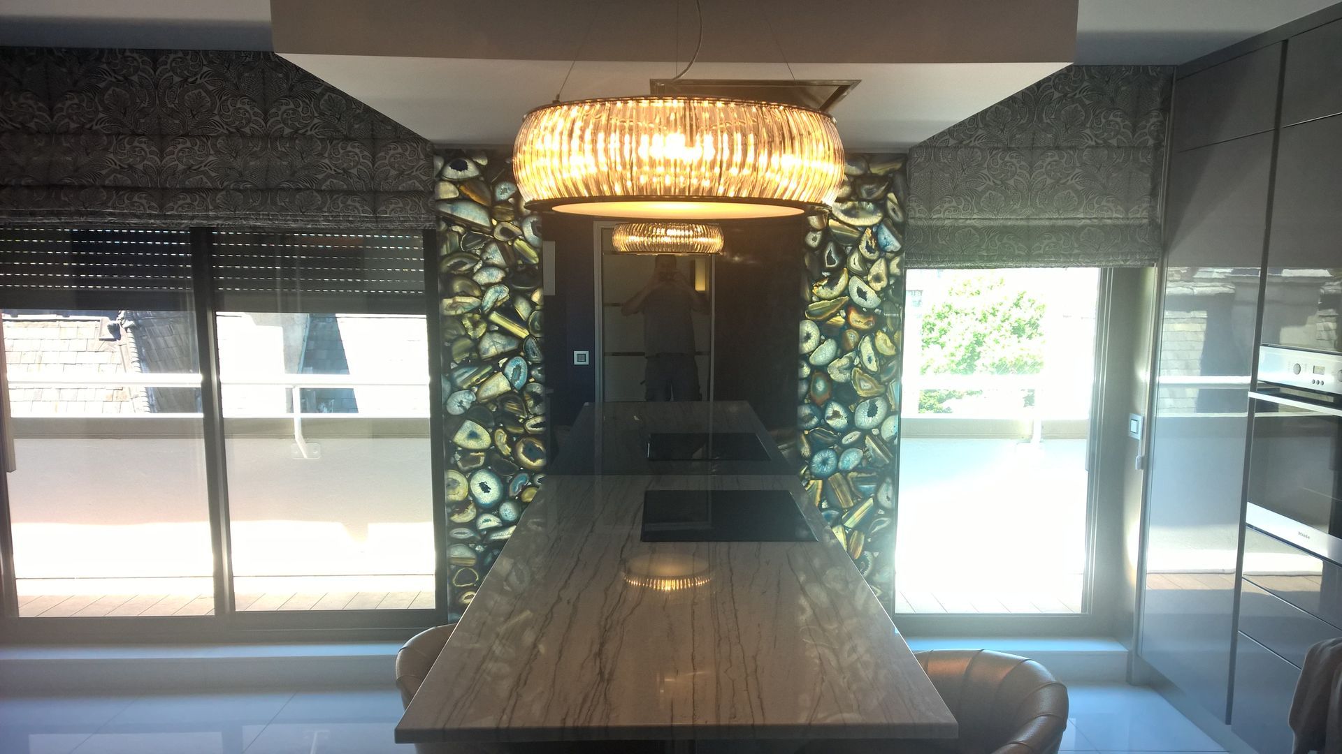 L'intérieur d'un séjour avec un luminaire en bois.