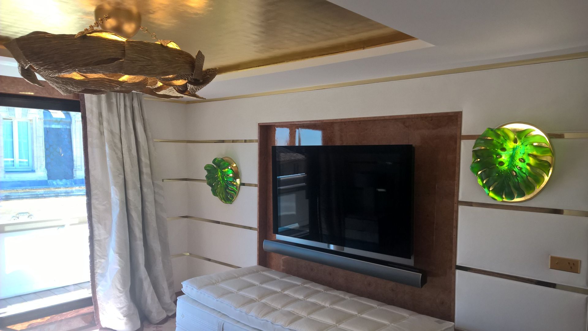 Un séjour avec un luminaire doré.