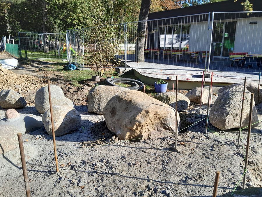 Die Stadt Wittenberge hat mich kürzlich zu einem Bauprojekt in der örtlichen Kita um Bauberatung gebeten. Hier ging es um die normgerechte Gestaltung einer Wasserspiellandschaft.