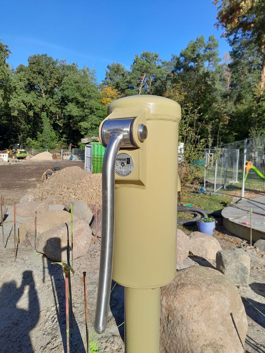 Die Stadt Wittenberge hat mich kürzlich zu einem Bauprojekt in der örtlichen Kita um Bauberatung gebeten. Hier ging es um die normgerechte Gestaltung einer Wasserspiellandschaft.
