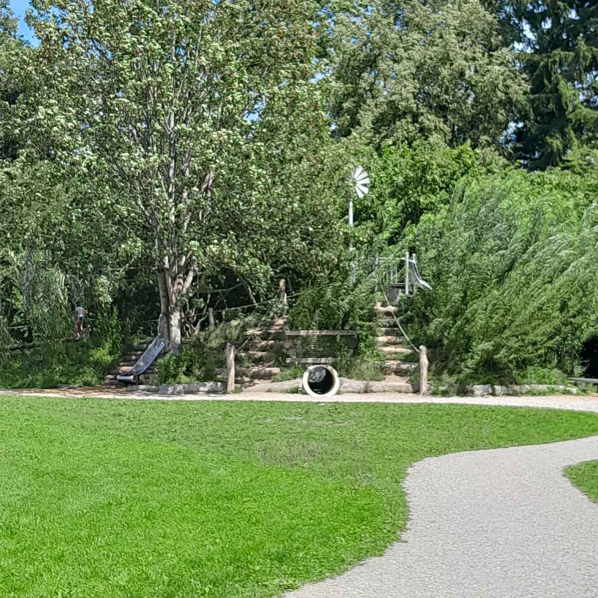 Ein Weg führt durch einen Park mit Gras und Bäumen - Spielplatzprüfung Franziska Müller aus Lüchow im Wendland
