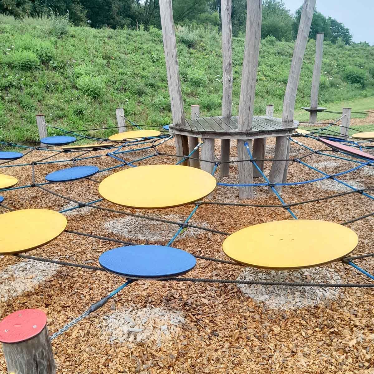 Auf einem Spielplatz gibt es viele bunte Kreise , die miteinander verbunden sind - Spielplatzprüfung Franziska Müller aus Lüchow im Wendland