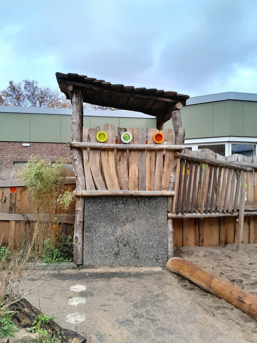 ein hölzerner Zaun mit einem Dach darüber - Spielplatzprüfung Franziska Müller aus Lüchow im Wendland