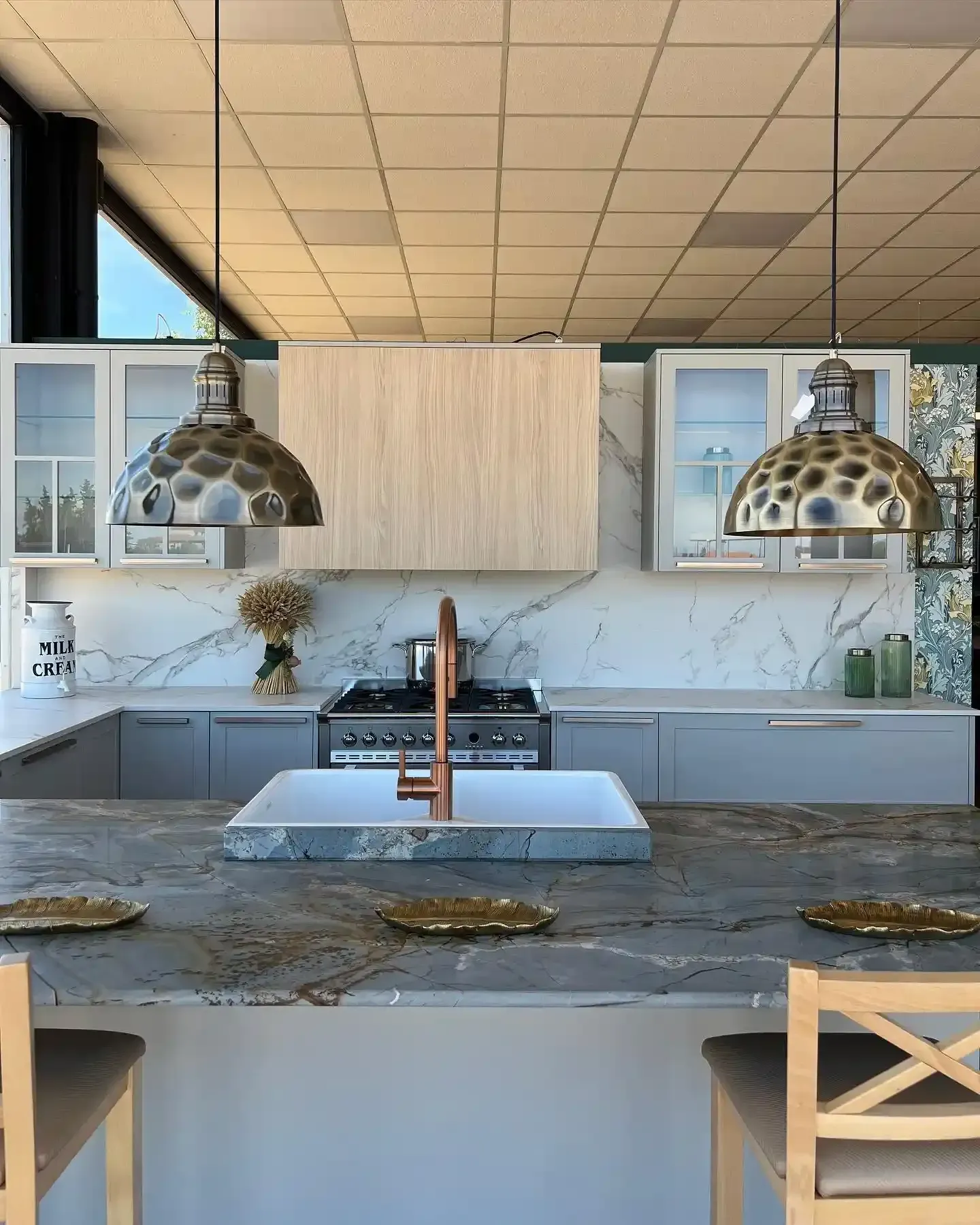 Cocina moderna con isla de mármo