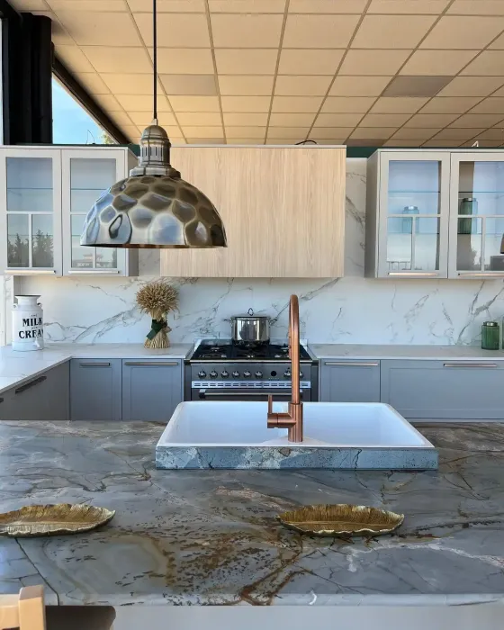 Icono de marcador de posición gris claro con un sol y montañas sobre fondo blanco