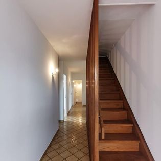 Peinture du haut d'un escalier